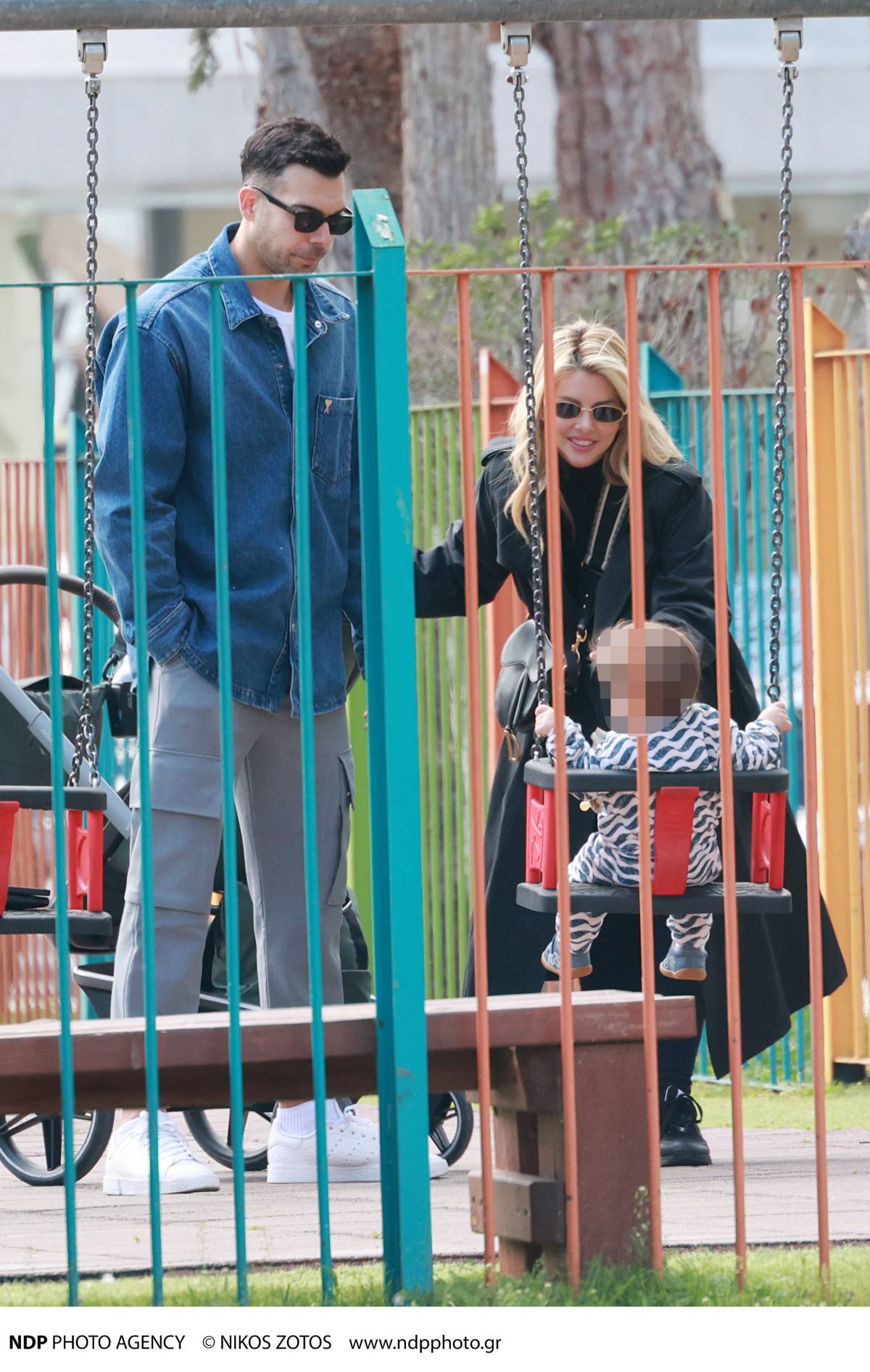 Ο Κώστας Σλούκας, η Μαρία Δαρσινού και ο γιος του σε παιδική χαρά στη Γλυφάδα