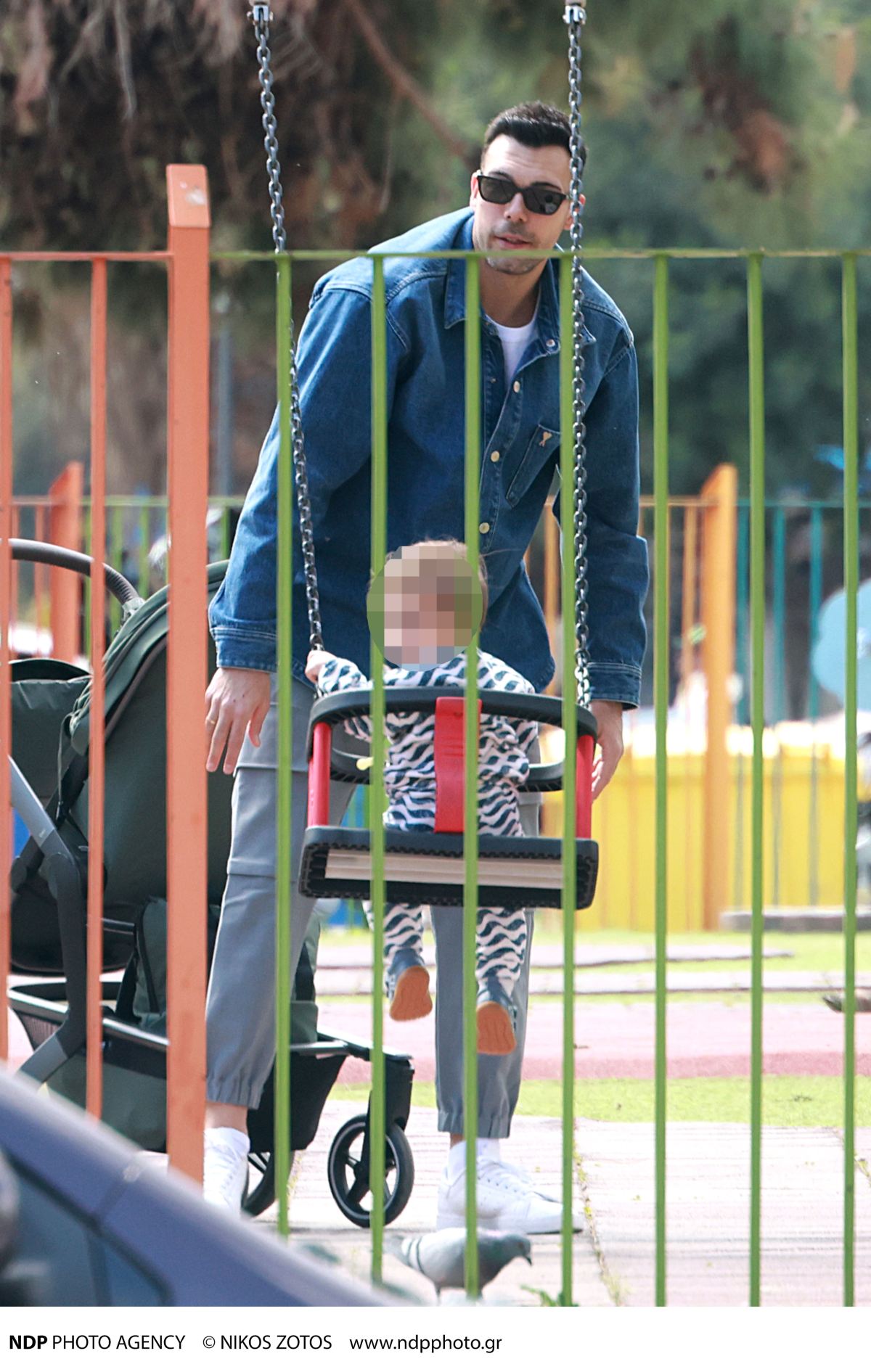 Ο Κώστας Σλούκας με τον γιο του στην παιδική χαρά