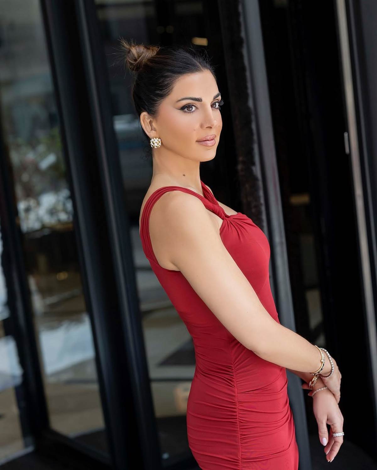 Η Σταματίνα Τσιμτσιλή με κόκκινο φόρεμα