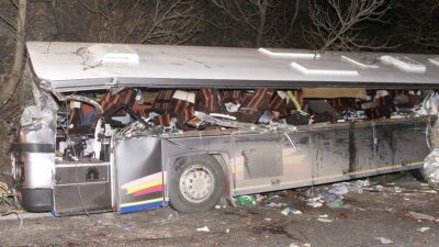 Το λεωφορείο που συγκρούστηκε στα Τέμπη με φορτηγό το 2003