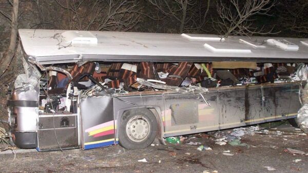 Το λεωφορείο που συγκρούστηκε στα Τέμπη με φορτηγό το 2003