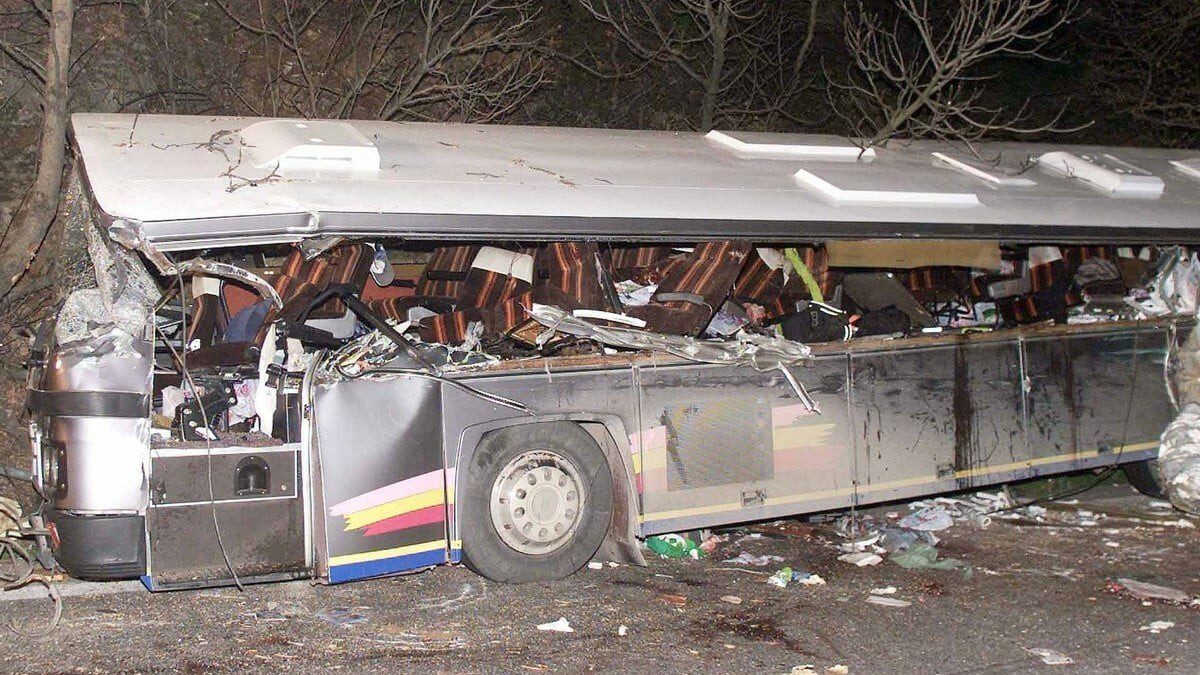 Το λεωφορείο που συγκρούστηκε στα Τέμπη με φορτηγό το 2003