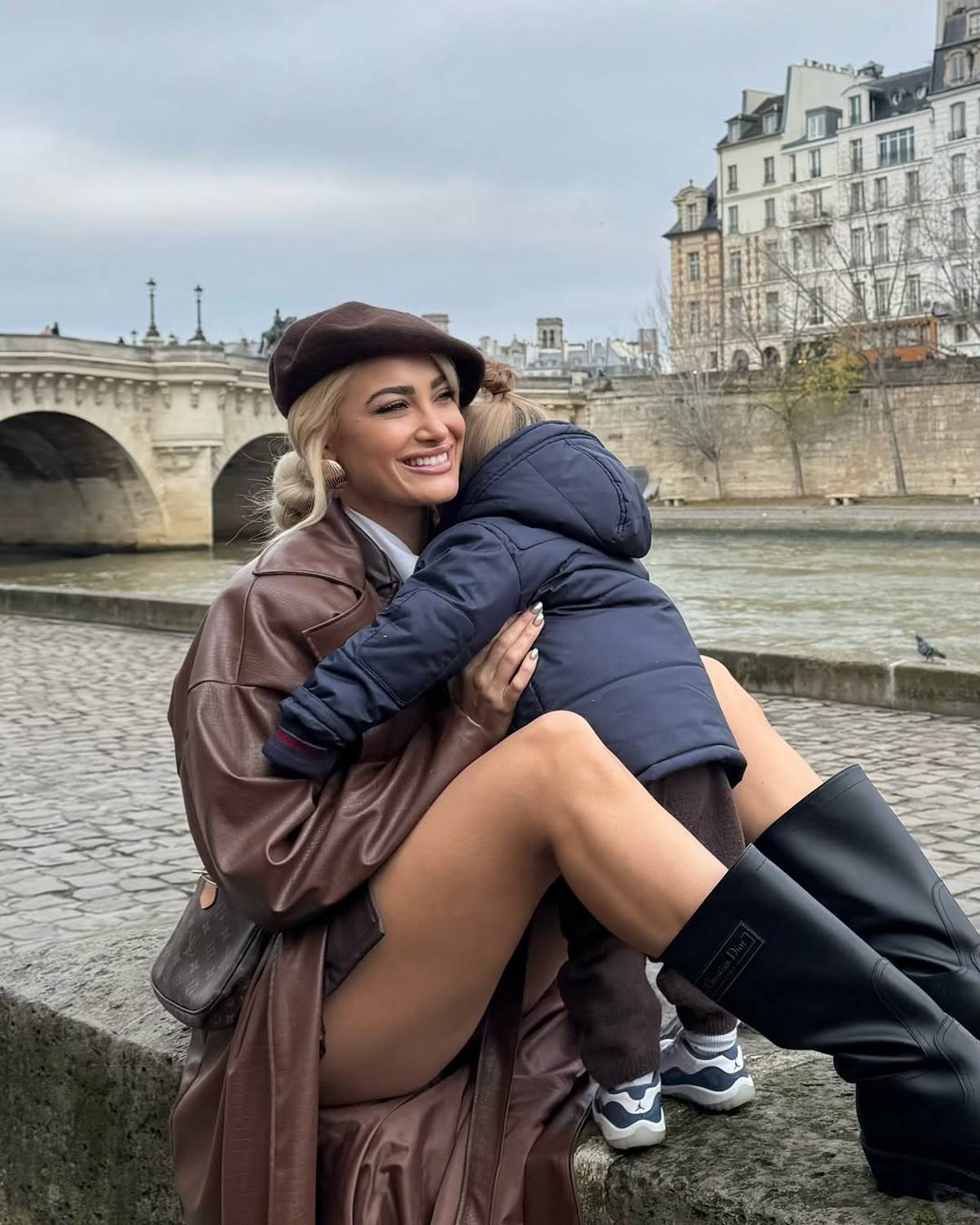 Επώνυμοι οικογένεια με Ιωάννα Τούνη και Πάρη