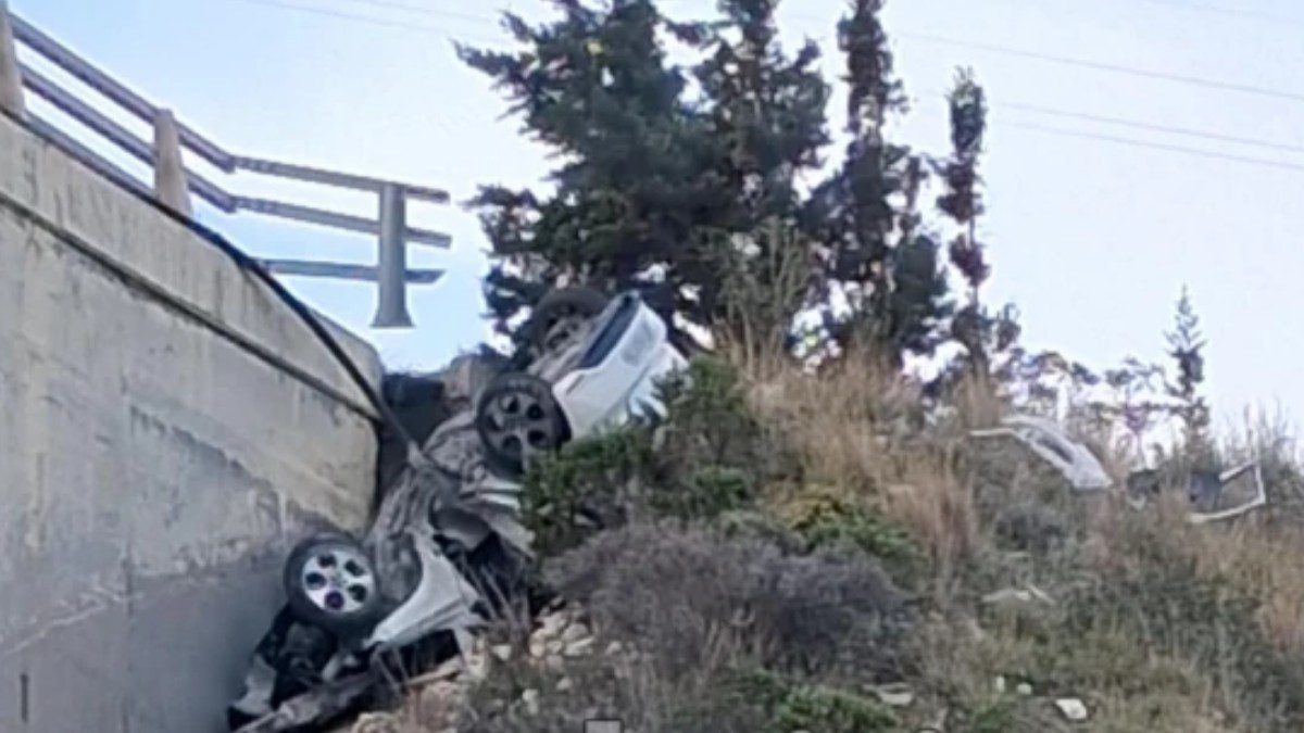 Ένα αυτοκίνητο διαλυμένο κάτω από μια γέφυρα