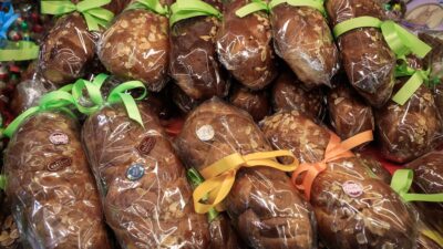 Τσουρέκια σε ράφι μαγαζιού