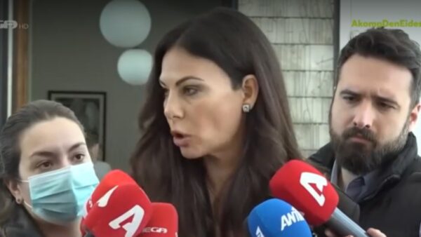 Η Εύη Βατίδου στο μνημόσυνο του Αλέξη Κούγια