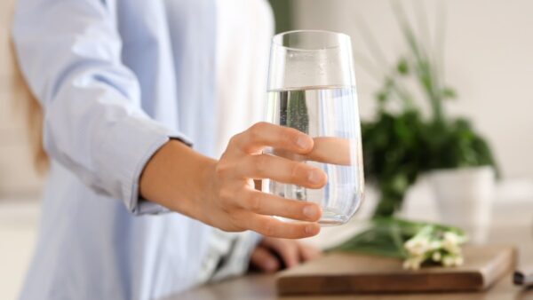 νερό σε ποτήρι δίνει γυναίκα
