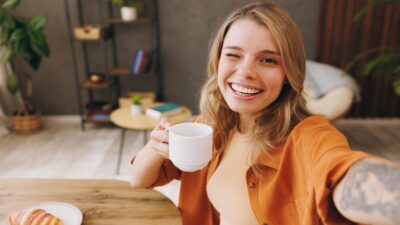 Καφέδες πίνει γυναίκα σε καφετέρια