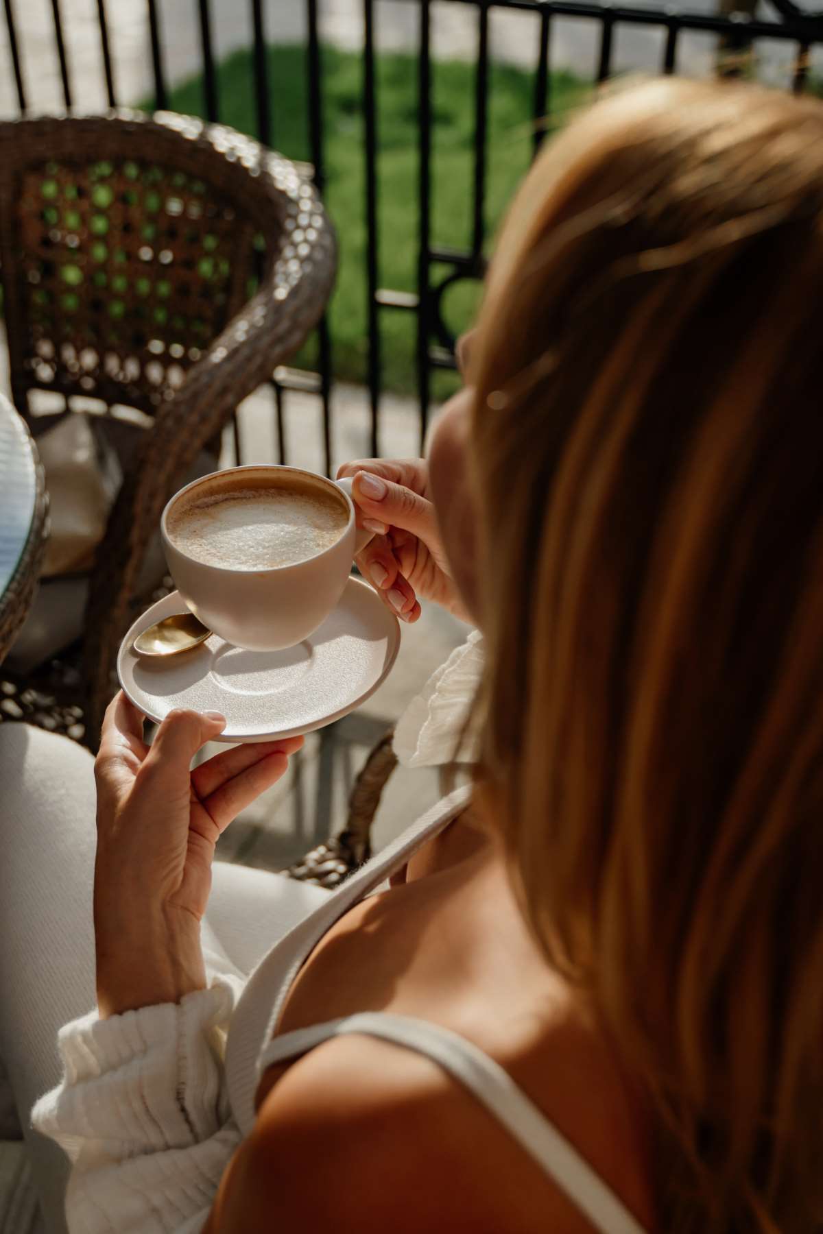Γυναίκα πίνει καφέ