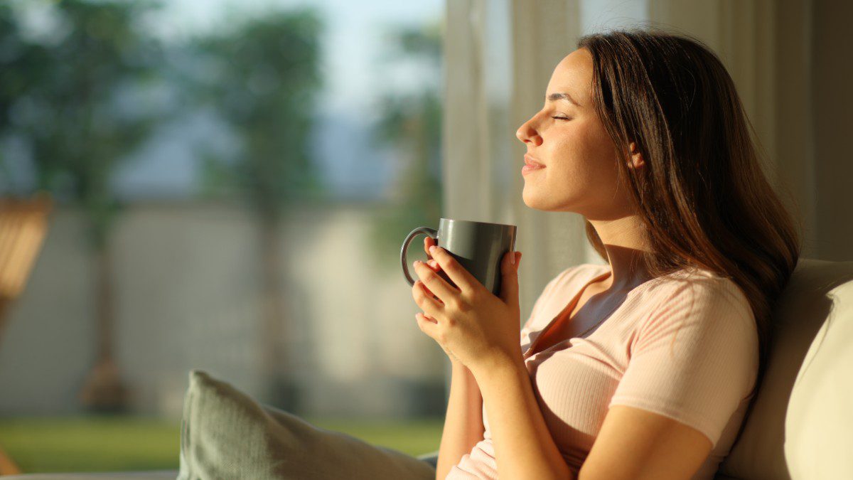 Γυναίκα πίνει καφέ το πρωί
