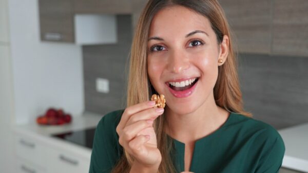 Ξηροί καρποί καταναλώνονται από γυναίκα