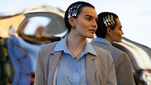 Γυναίκα με περίεργα μαλλιά στον δρόμο