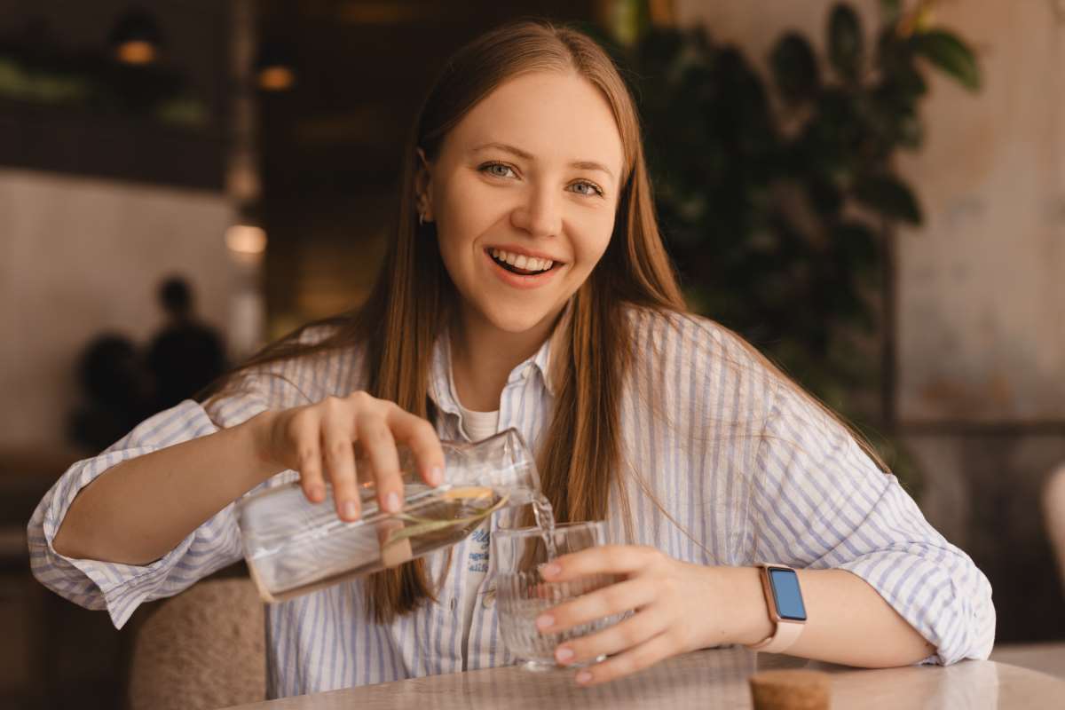 Νερό βάζει σε ποτήρι γυναίκα