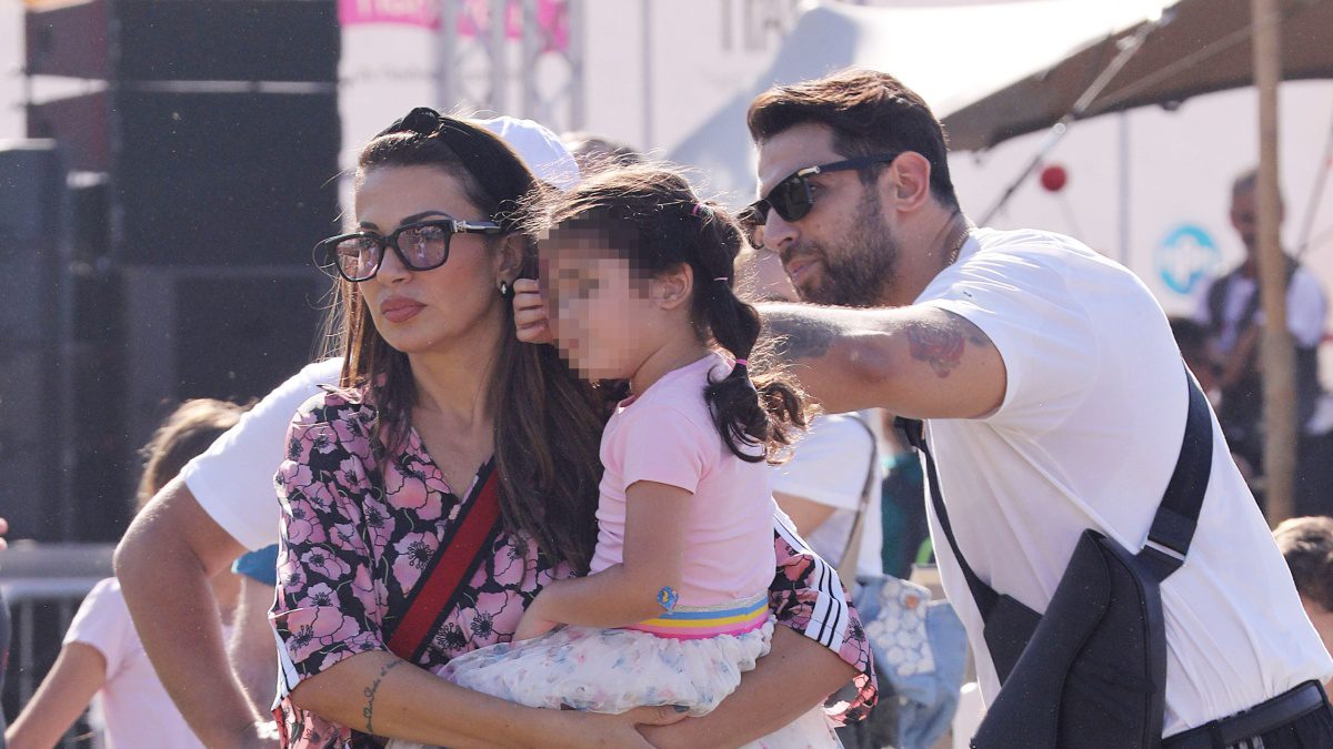 Η Ελένη Χατζίδου αγκαλιά με την κόρη της και ο Ετεοκλής Παύλου δίπλα