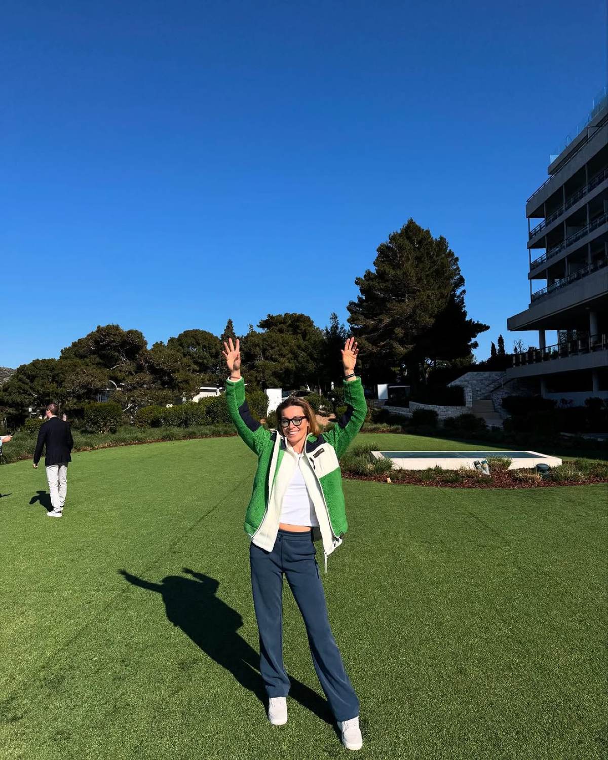 H Χρουσαλά Πατίτσας κουνάει το χέρι στην κάμερα