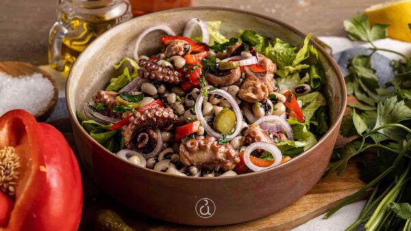 Χταπόδι σαλάτα με μαυρομάτικα