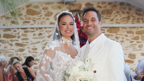 Ο Ευθύμης Ζησάκης και η Χρύσα Παπαλελούδη στον γάμο τους