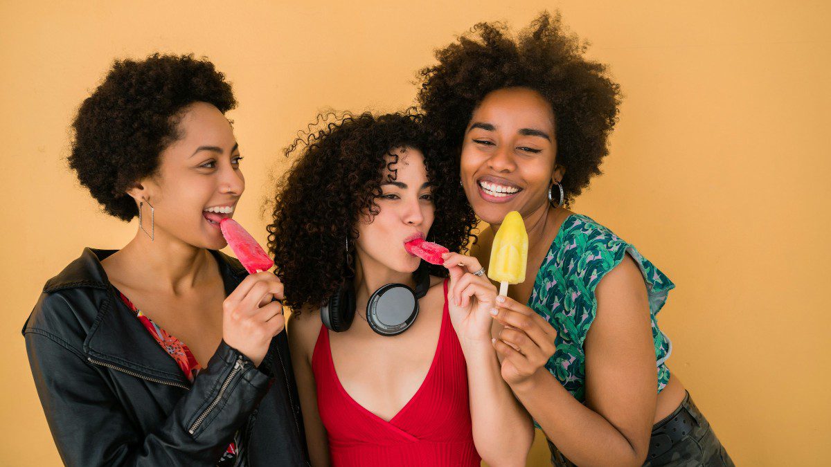 Τρία κορίτσια τρώνε παγωτό