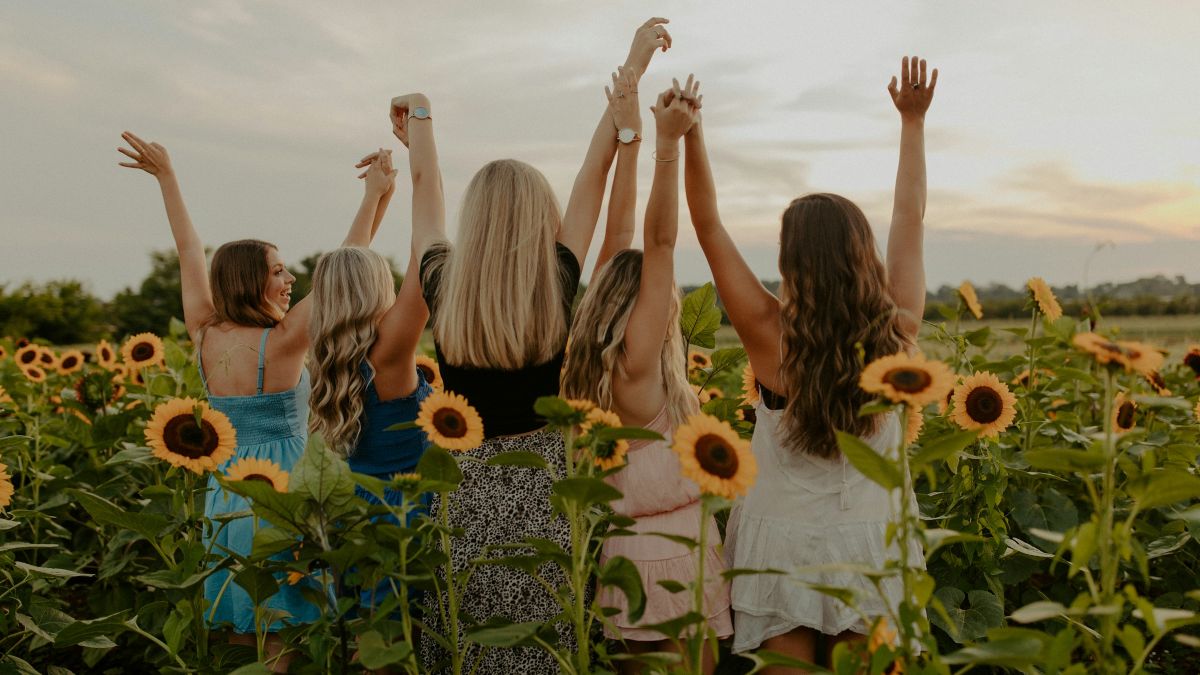 Κορίτσια ποζάρουν ανάμεσα σε ήλιους