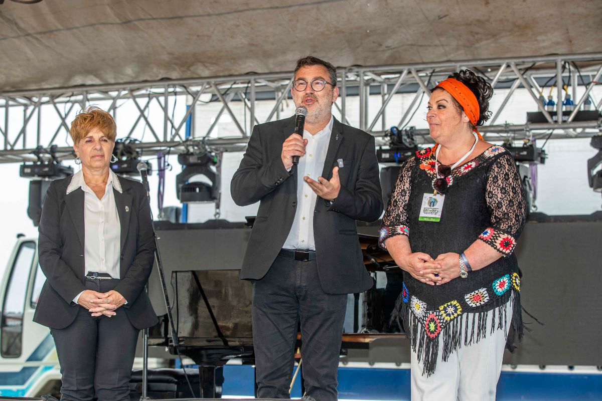 Οι αντιδήμαρχοι Χανίων, Ελένη Ζερβουδάκη και Ιωάννης Γιαννακάκης, με τη Μαρία Εκμεκτσίογλου.