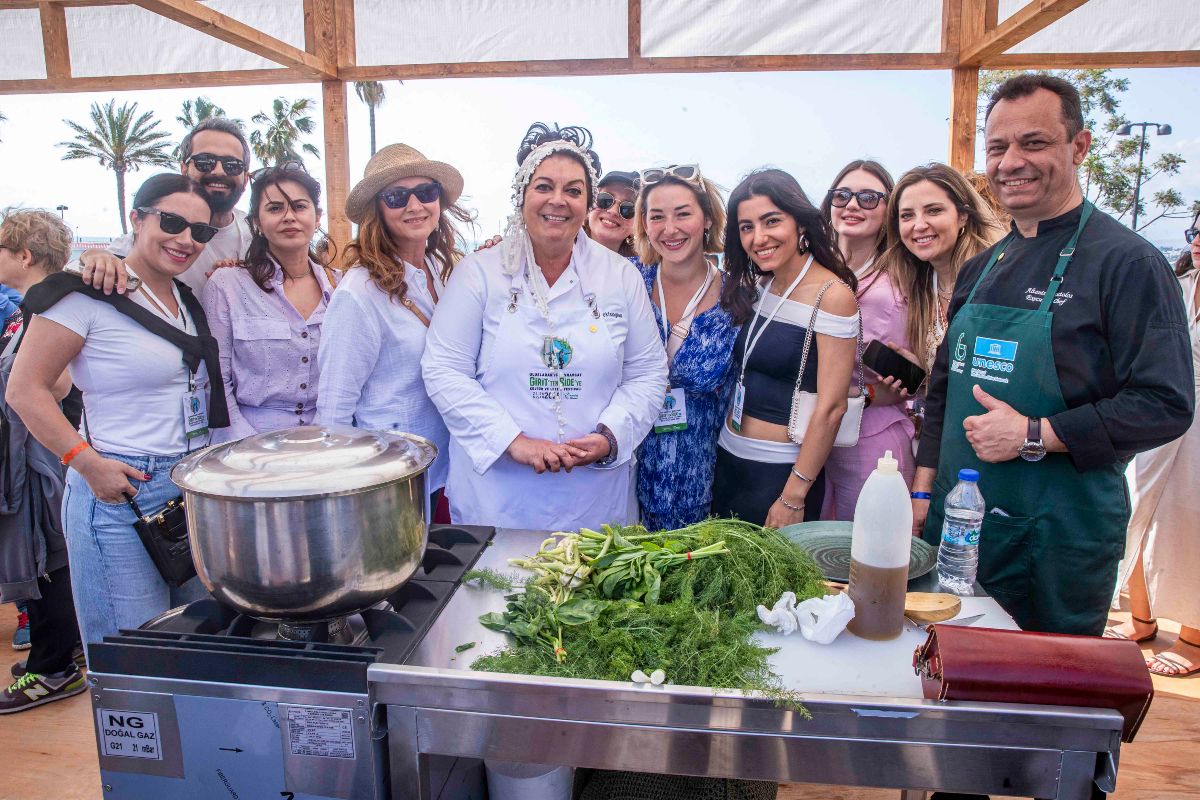 Η Μαρία Εκμεκτσίογλου με τον σεφ Απόστολο Αλτάνη, τη δημοσιογράφο και influencer Anur Tattersall κατά τη διάρκεια της μαγειρικής της.