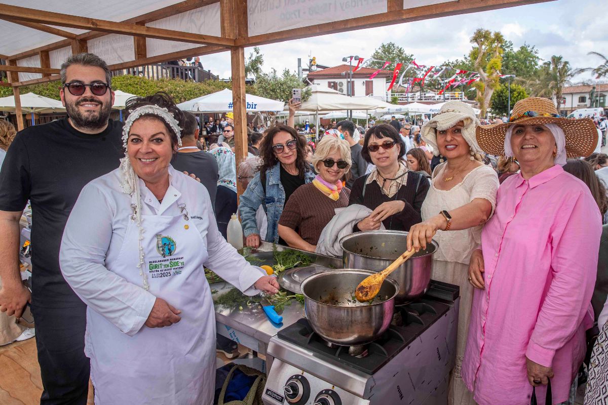 Ο Πασχάλης Αφθονίδης και η Μαρία Εκμεκτσίογλου με γυναίκες της Σίδης, κατά τη διάρκεια των μαγειρικών παρουσιάσεων.