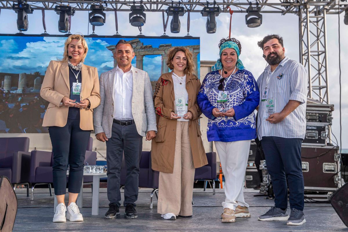 H πρόεδρος του Διεθνούς Οργανισμού Γεωργίας Τουρκίας Seda Ozel, ο δήμαρχος του Manavgat dr Niyazi Nefi Kara, η σεφ Dilek Yetkiner, η Μαρία Εκμεκτσίογλου και ο ιστορικός Cagri Baskurt.