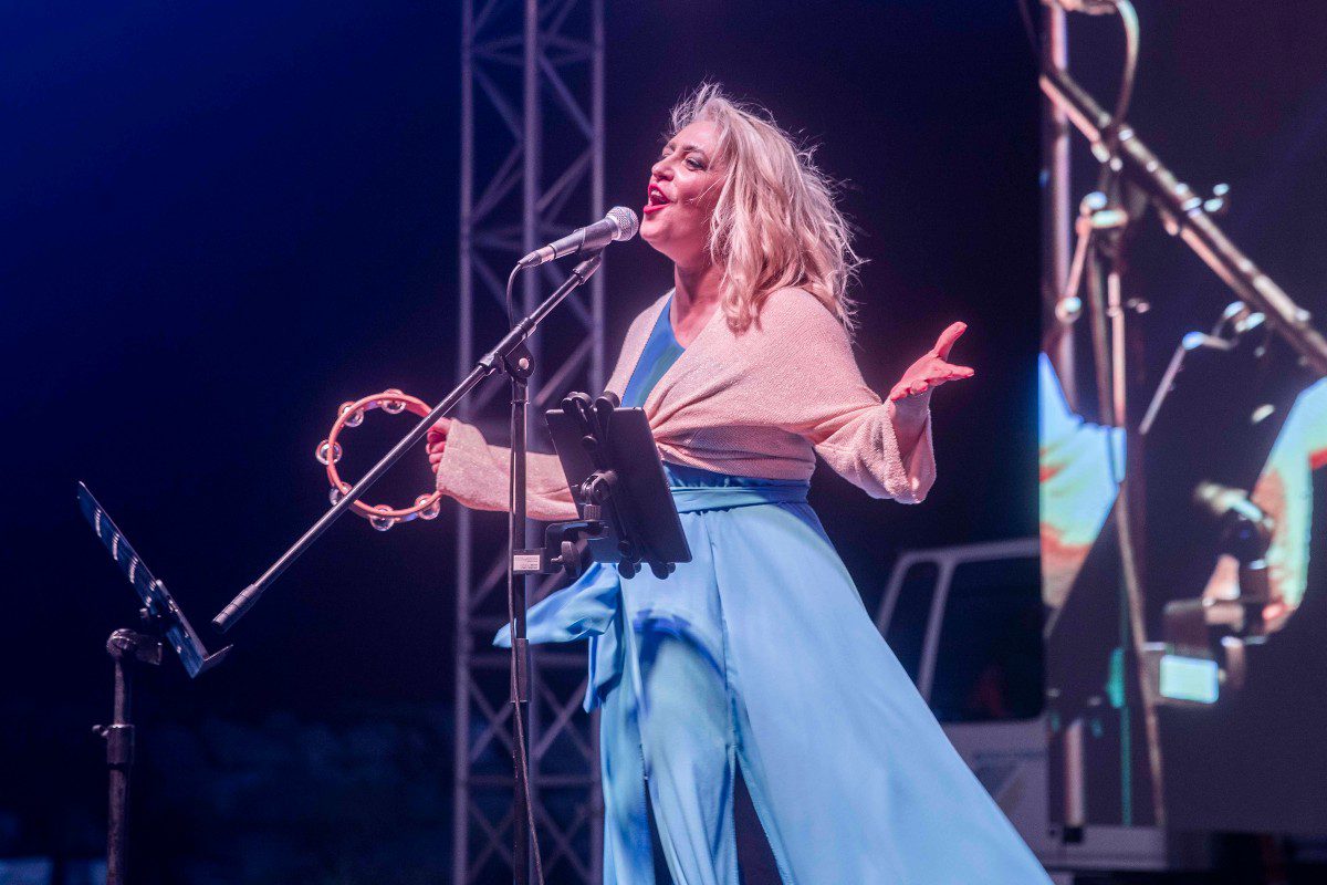 Η ερμηνεύτρια Χρυσούλα Στεφανάκη ενθουσίασε το κοινό.