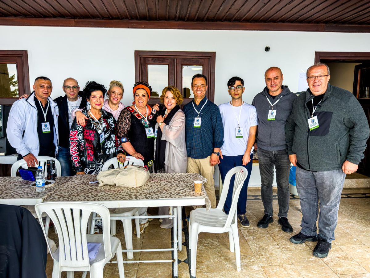 Οι μουσικοί Αυγουστής Πέτρου και Παναγιώτης Νάκος, οι ερμηνεύτριες Σοφία Βόσσου και Χρυσούλα Στεφανάκη, η Μαρία Εκμεκτσίογλου, η συνδιοργανώτρια του φεστιβάλ Υasemin Arslan, ο σεφ Απόστολος Αλτάνης, ο sous chef Murat Samet Ergun, ο υπεύθυνος μεταφορών του φεστιβάλ Ercan Tabakoglou και ο υπεύθυνος Τύπου της τουρκικής αποστολής, Bunyamin Yil.