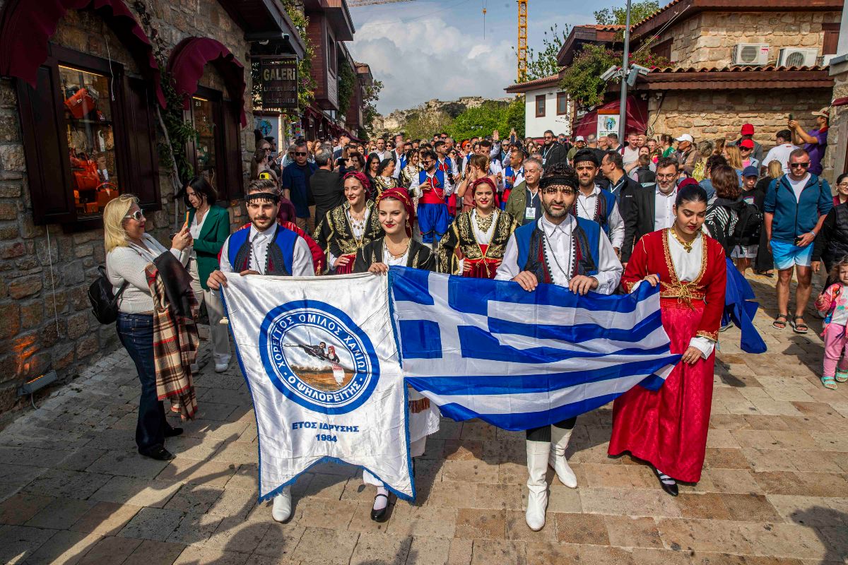 Ο χορευτικός όμιλος Χανίων «Ψηλορείτης» παρελαύνει στην έναρξη του φεστιβάλ.