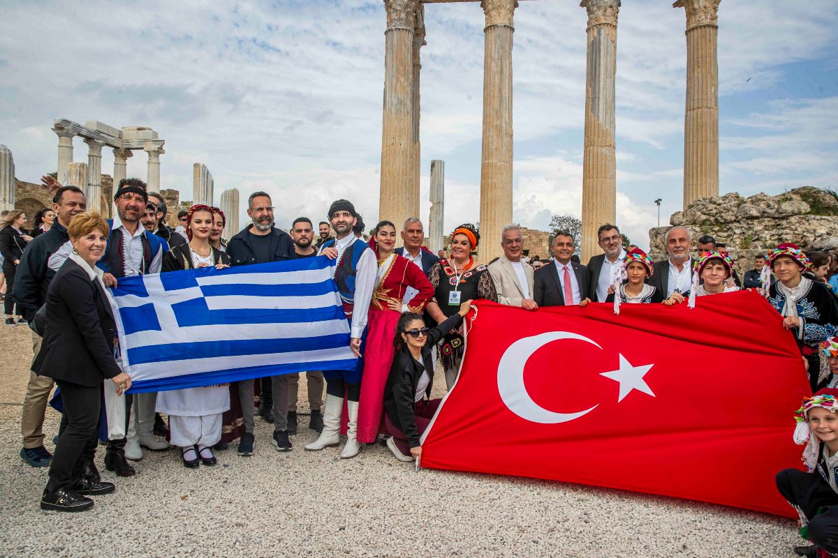 Η Μαρία Εκμεκτσίογλου με τον δήμαρχο του Manavgat, Niyazi Nefi Kara, τους αντιδημάρχους Χανίων Ελένη Ζερβουδάκη και Γιαννακάκη, τους επιχειρηματίες που χρηματοδότησαν το φεστιβάλ Ali Güneş, Cengiz Haydar Barut και Aydin Barut, τους Έλληνες σεφ Απόστολο Αλτάνη και Ιωάννη Κουφό, με φόντο το Ναό του Απόλλωνα.