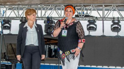 Η αντιδήμαρχος Χανίων Ελένη Ζερβουδάκη με τη Μαρία Εκμεκτσίογλου κατά τη διάρκεια των δράσεων του φεστιβάλ.