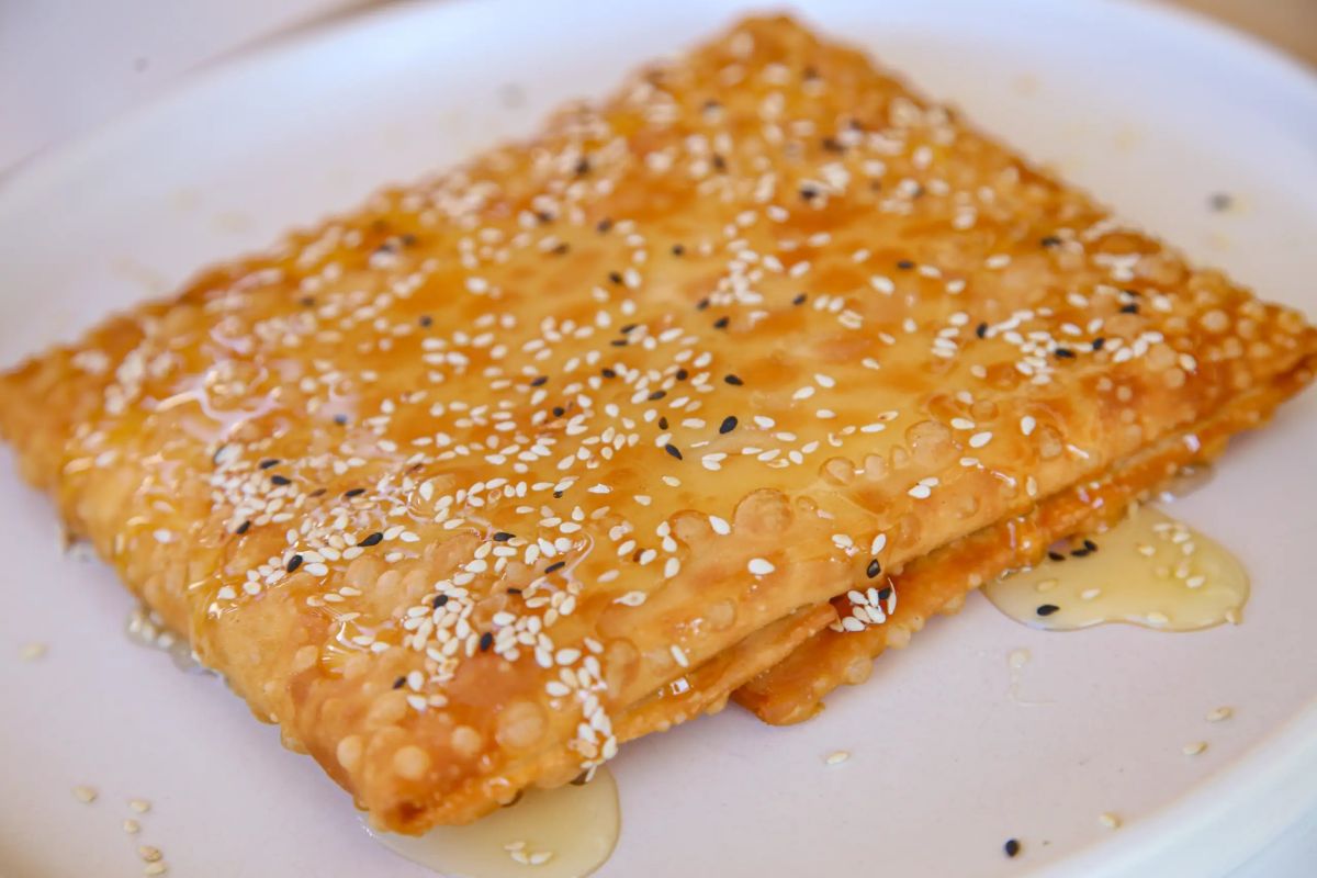 Akrotiri: Τραπεζάκι στην ακροθαλασσιά, θέα ηλιοβασίλεμα και γεύσεις που σε ταξιδεύουν — Στην μαγευτική Μήλο