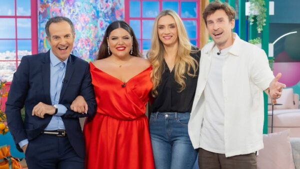 Η Δανάη Μπάρκα με την ομάδα της