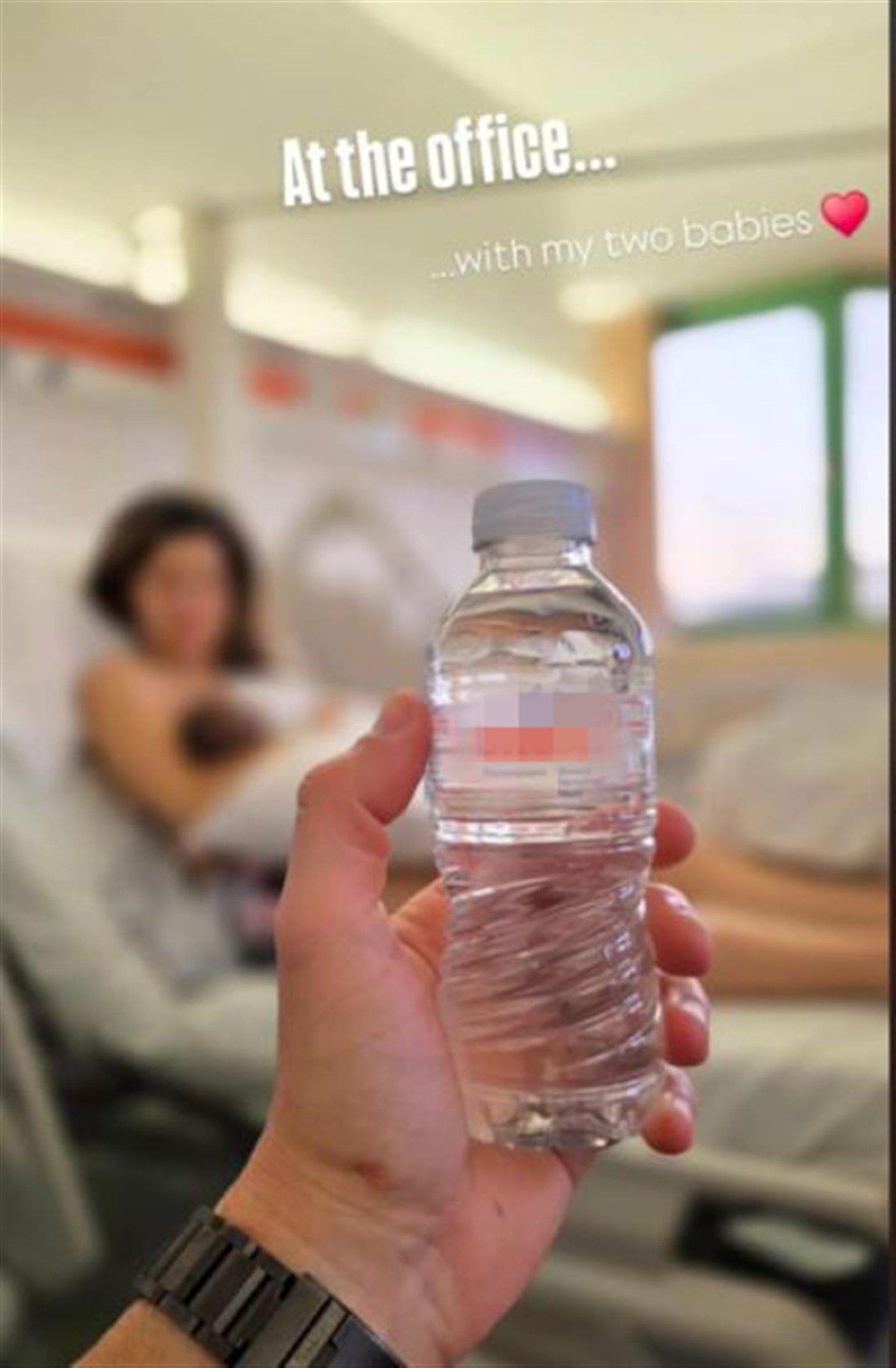 Η φωτογραφία που ανέβασε ο Γιώργος Κόρομι από το δωμάτιο του μαιευτηρίου