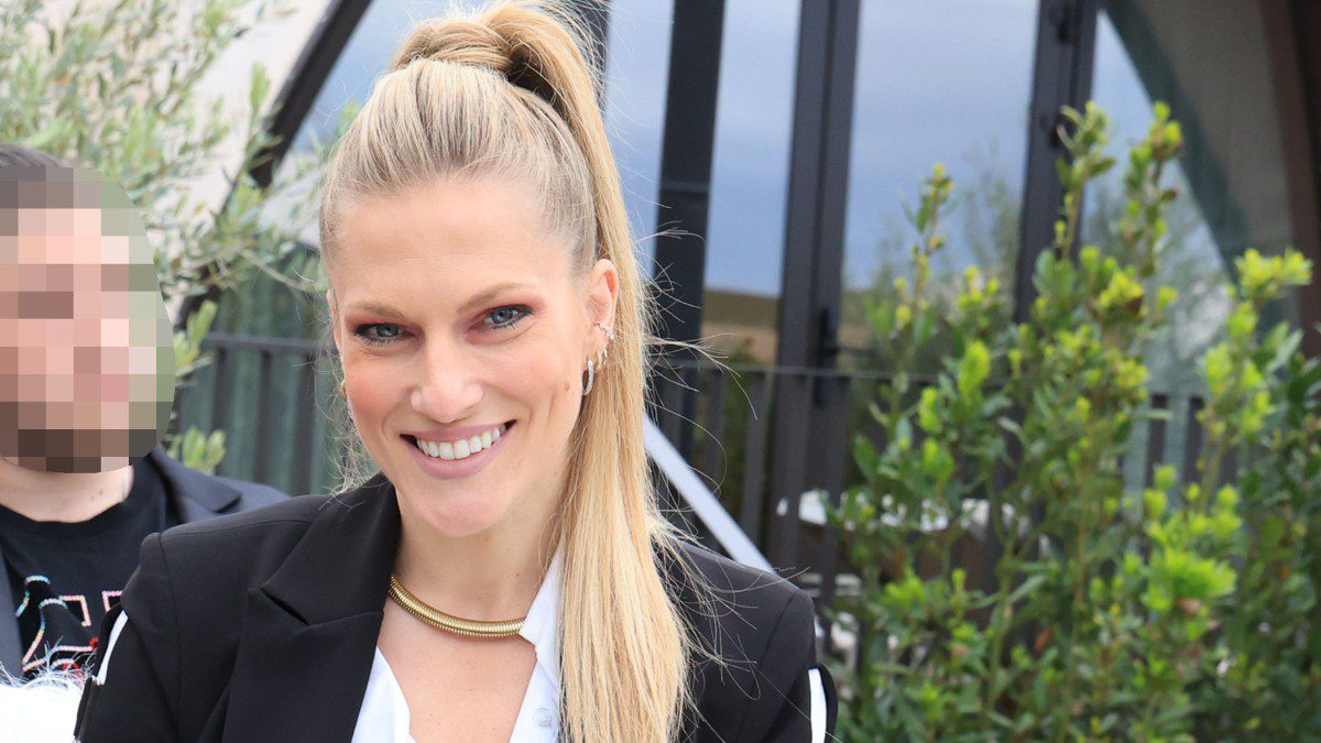 Η Σάρα Εσκενάζυ σε έξοδό της