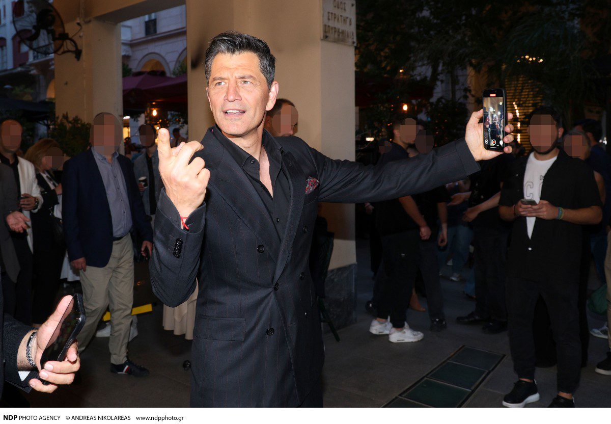 Ο Σάκης Ρουβάς κάνει live