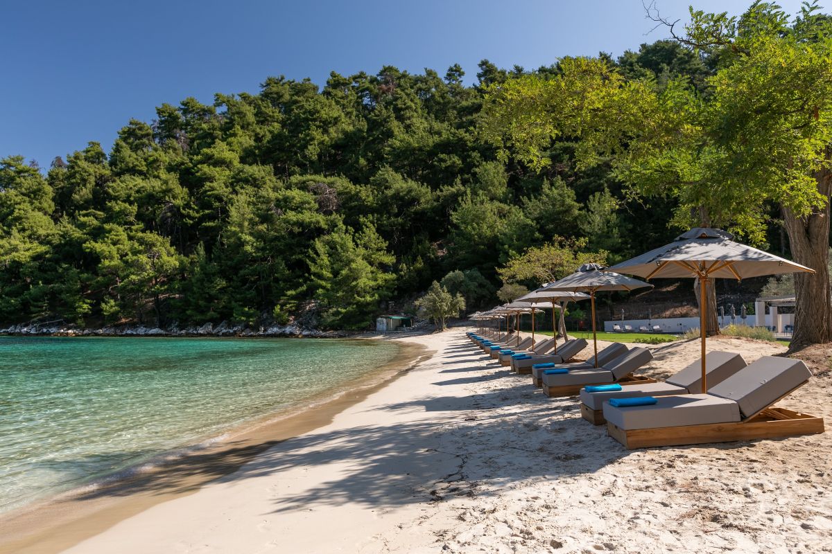 Η παραλία βρίσκεται μπροστά στα πόδια σας