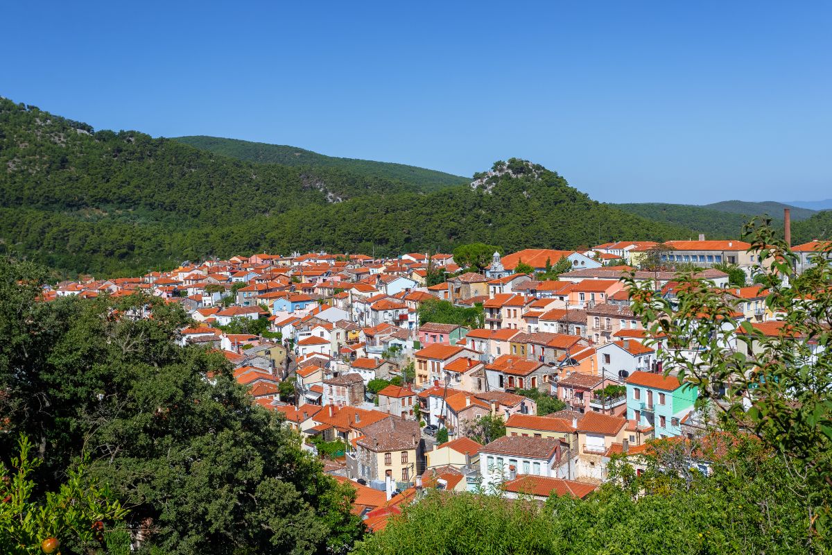 Η πολύχρωμη Αγιάσος της Λέσβου