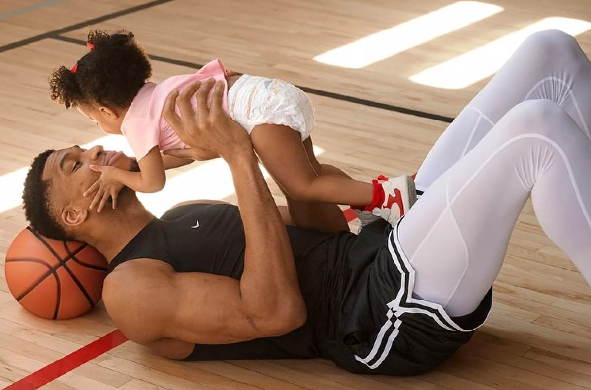 Ο Γιάννης Αντετοκούνμπο αγκαλιά με την κόρη του στο γήπεδο