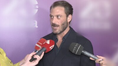 Ο Αντίνοος Αλμπάνης μπροστά στις κάμερες