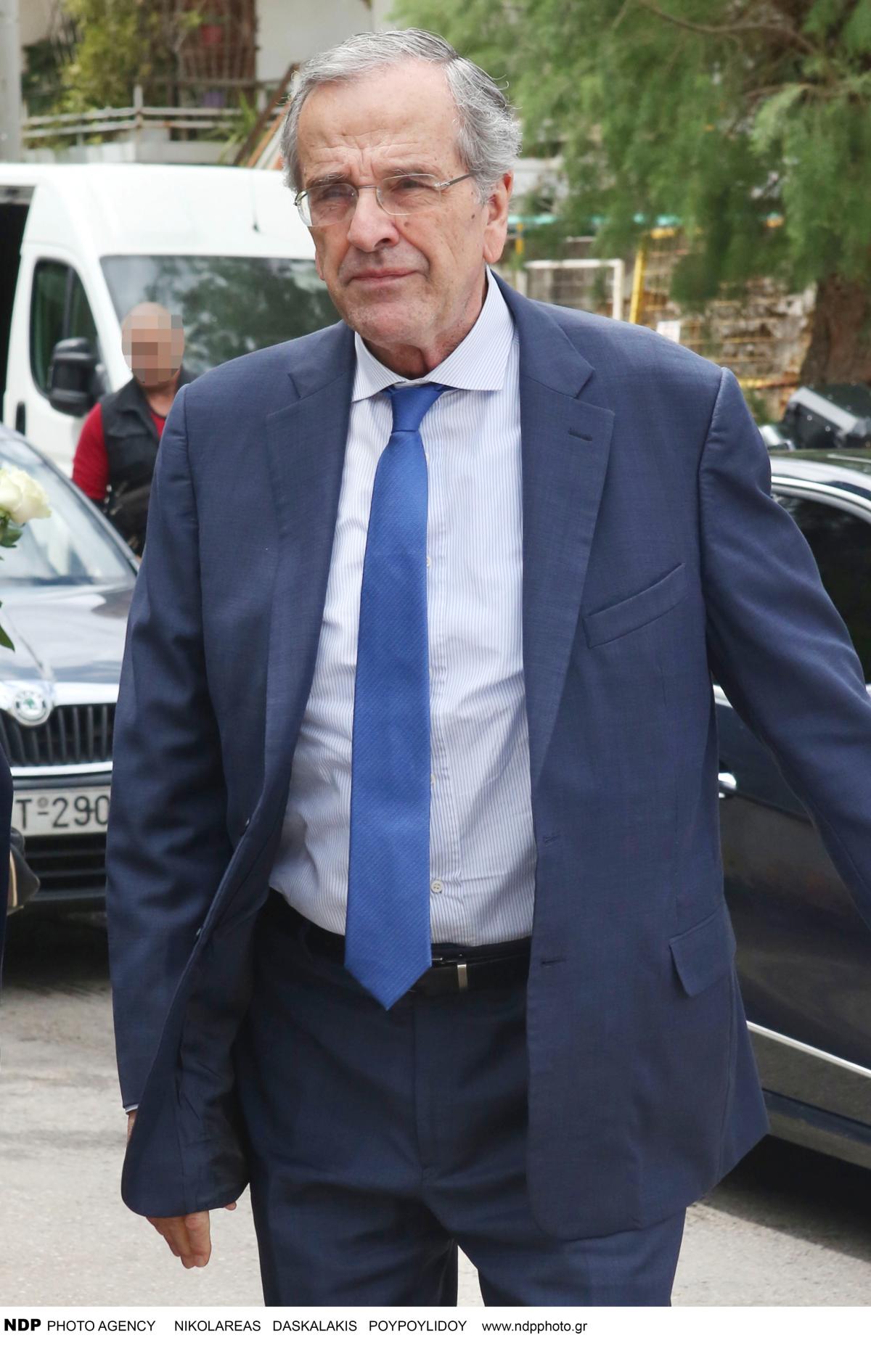 Ο Αντώνης Σαμαράς στην κηδεία του Πέτρου Μολυιβιάτη