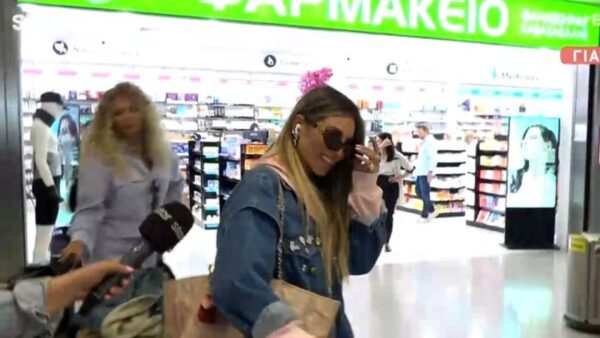 Η Αθηνά Οικονομάκου στο αεροδρόμιο