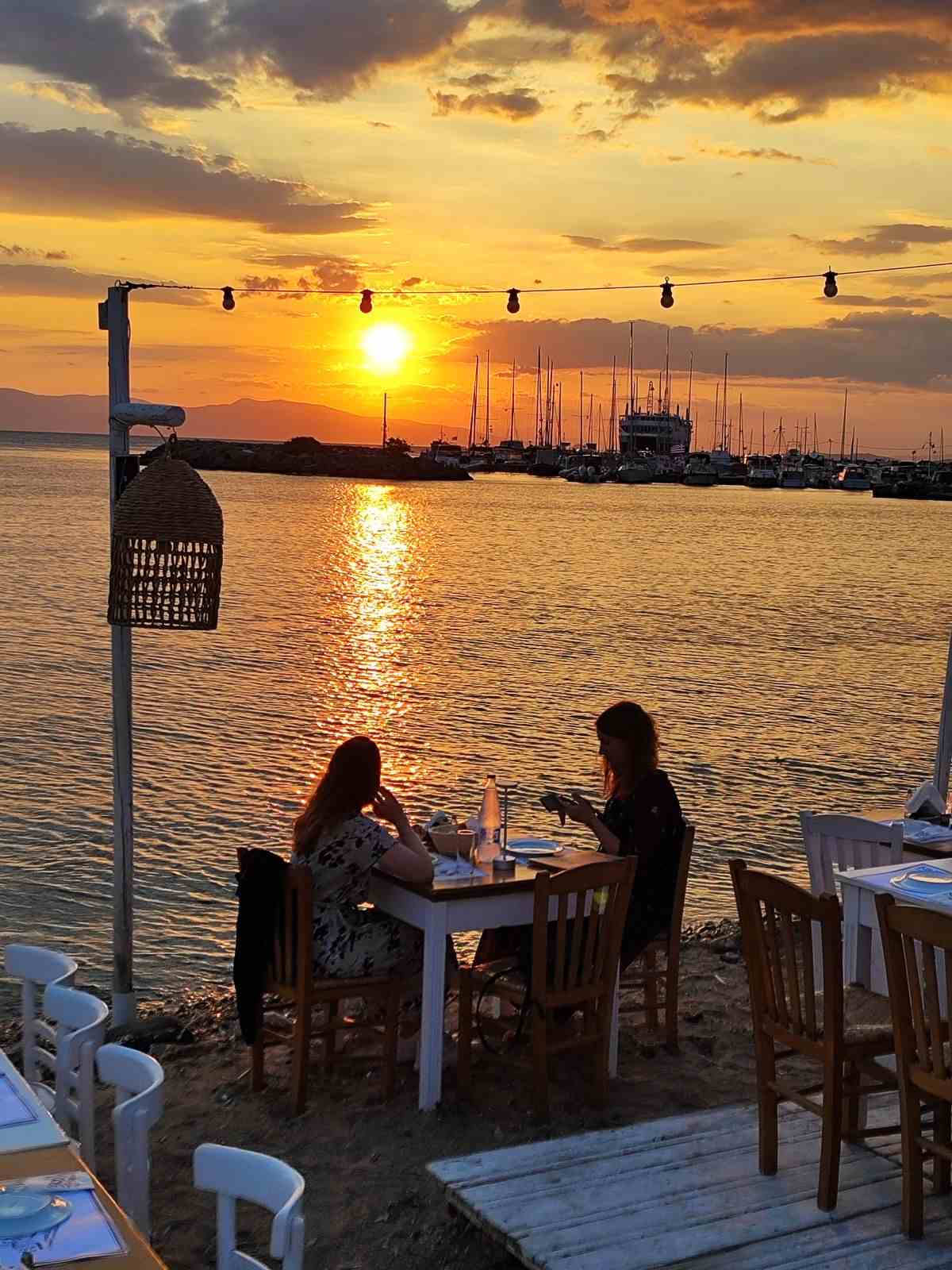 Η ώρα του ηλιοβασιλέματος είναι εκπληκτική στο Babis Restaurant