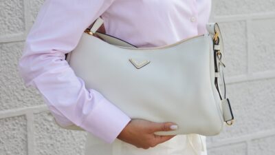 looks με τσάντα και πουκάμισο