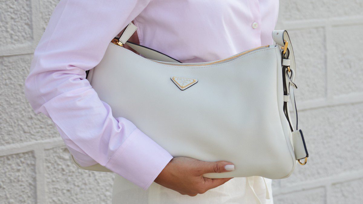 looks με τσάντα και πουκάμισο