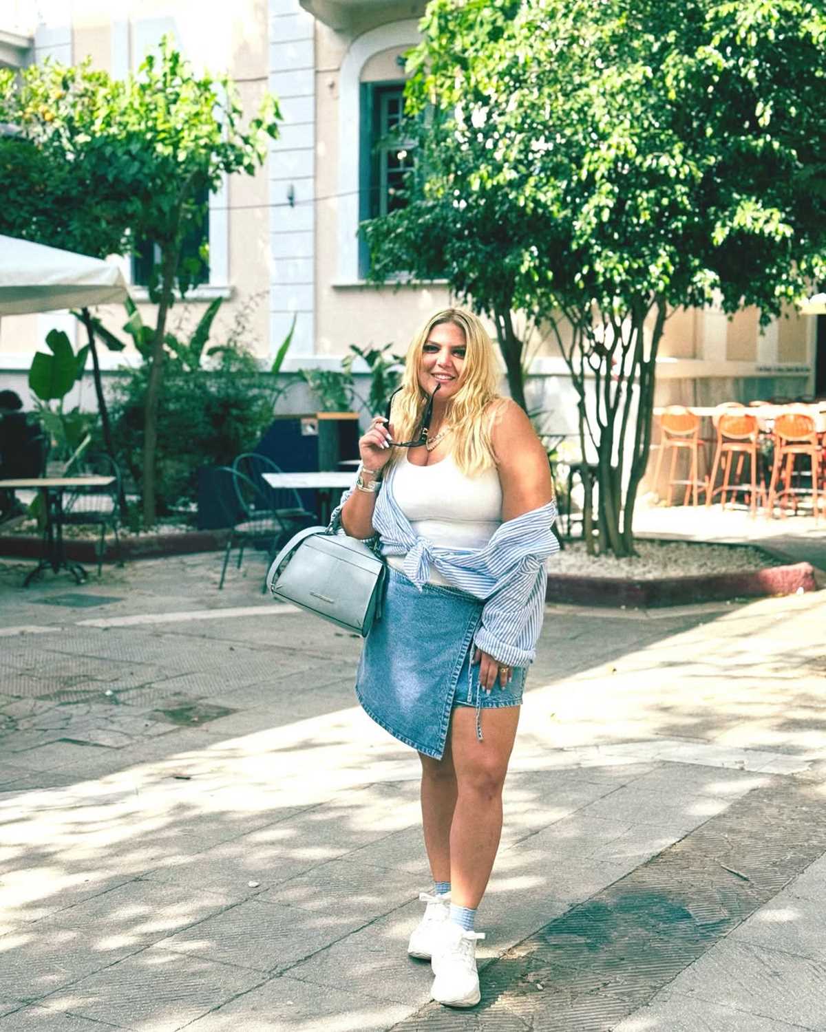 Η Δανάη Μπάρκα σε βόλτα