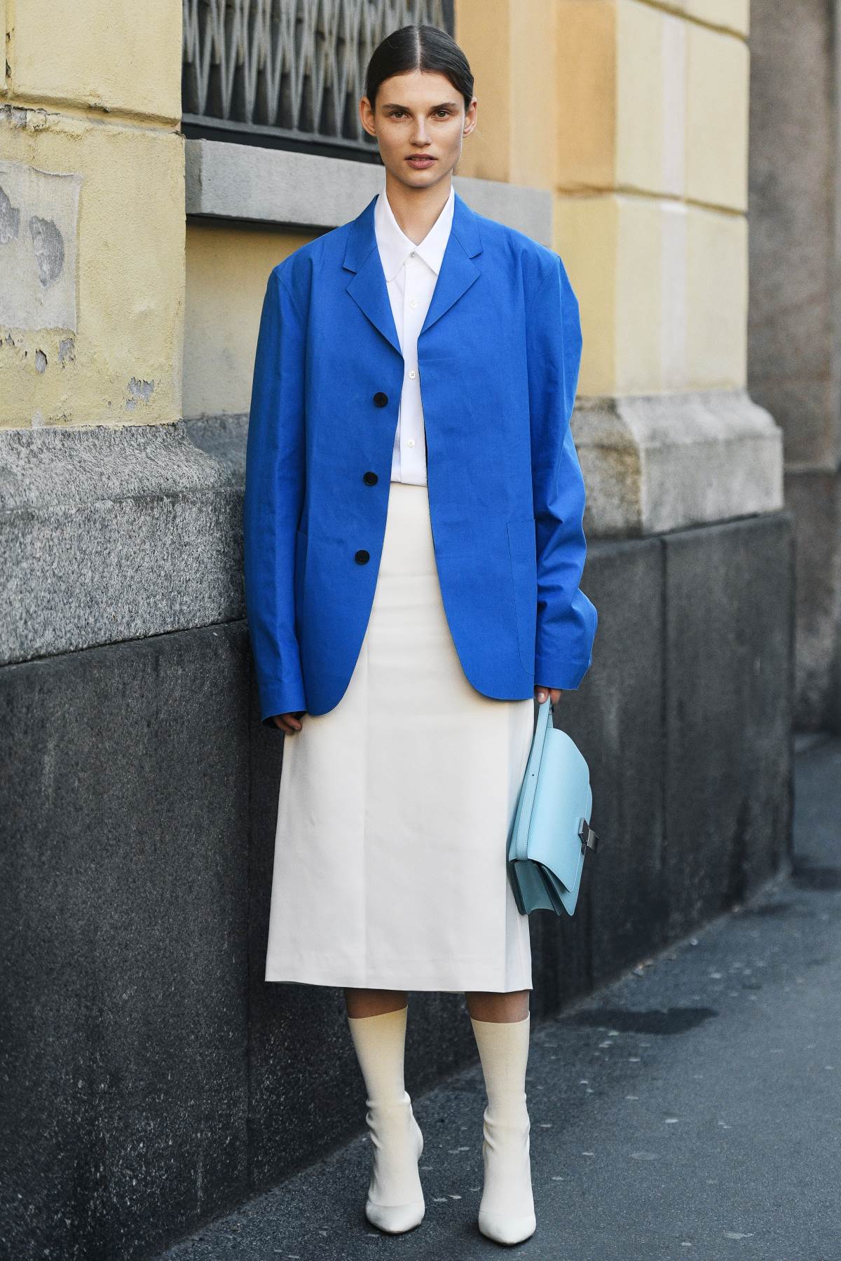 φωτεινά χρώματα με σακάκι μπλε