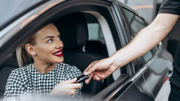 Μια γυναίκα παραλαμβάνει τα κλειδιά του αυτοκινήτου