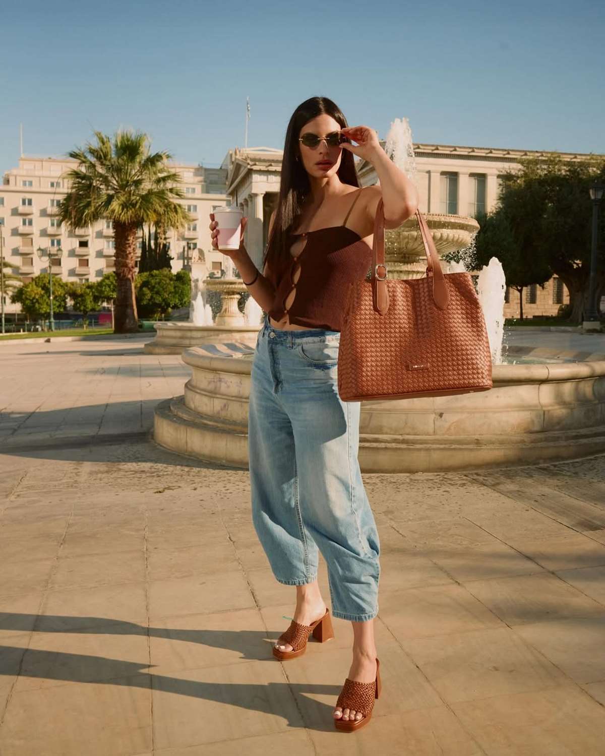 Η Χριστίνα Μπόμπα με τζιν παντελόνι στον δρόμο